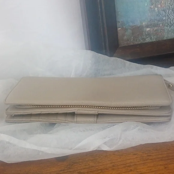 Kate Spade Tan Wallet Timeless Design High-Quality Material - Picture 5 of 9